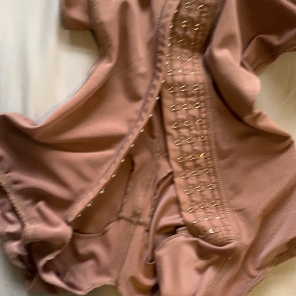 Small Faja bundle. 010 black and beige are mediums but will fit like smalls. - Picture 12 of 15